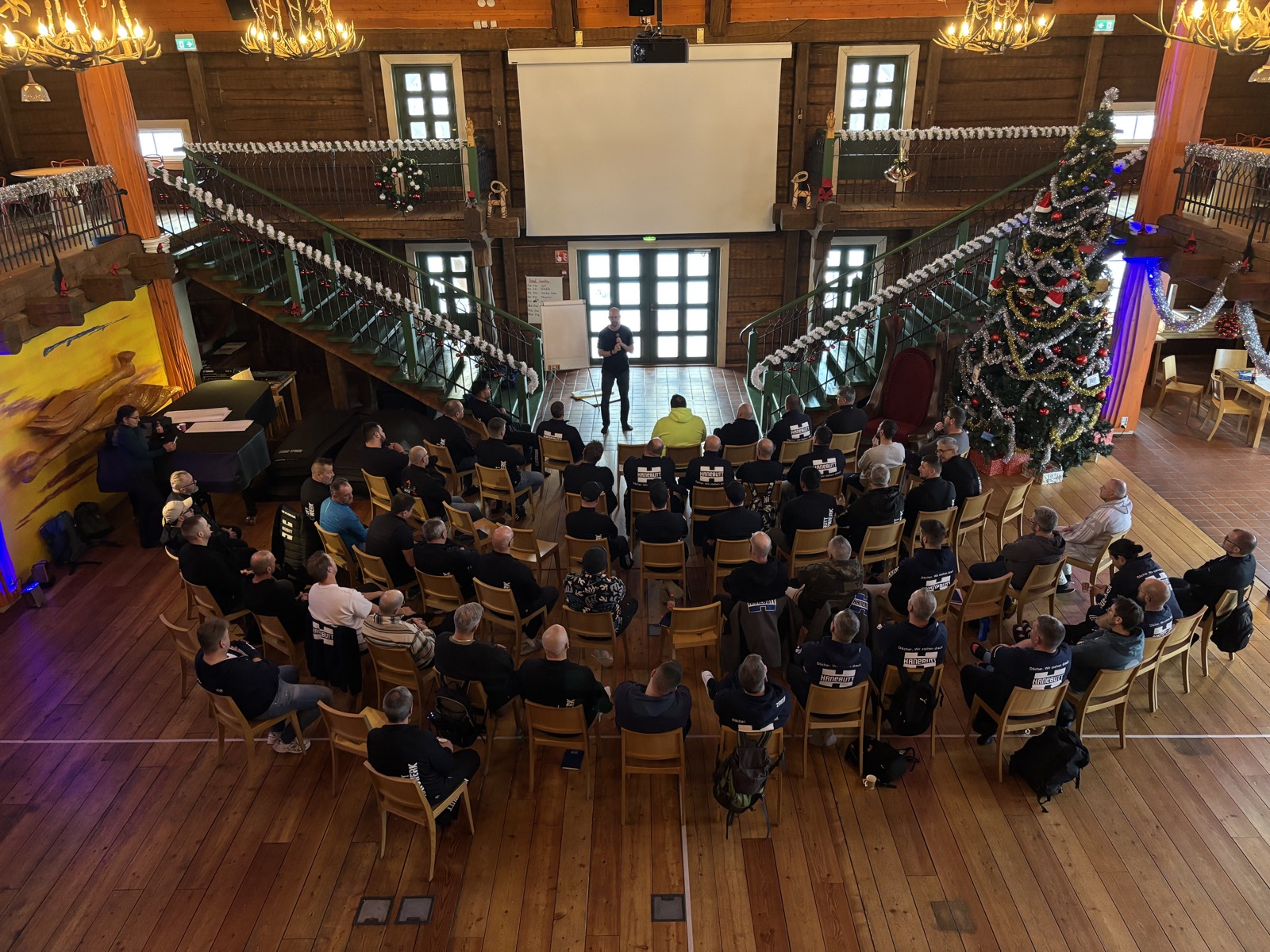 Dr. Matthias Wittfoth spricht vor einer Gruppe im Workshop